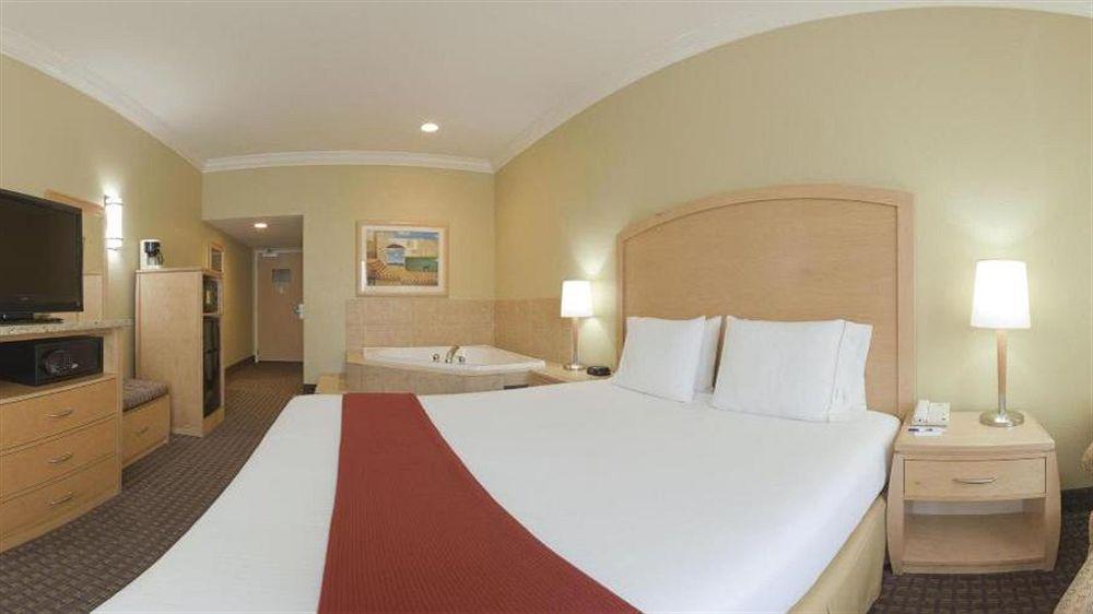 Holiday Inn Express Hotel & Suites Vacaville By Ihg Екстериор снимка